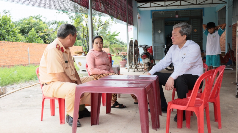 Ban An toàn giao thông tỉnh thăm các gia đình nạn nhân tai nạn giao thông