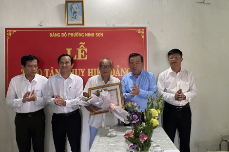 Trao Huy hiệu 70 tuổi Đảng cho đảng viên tại phường Ninh Sơn