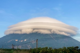 Dân mạng rần rần với đám mây “đĩa bay” khổng lồ đẹp mắt trên đỉnh núi Bà Đen