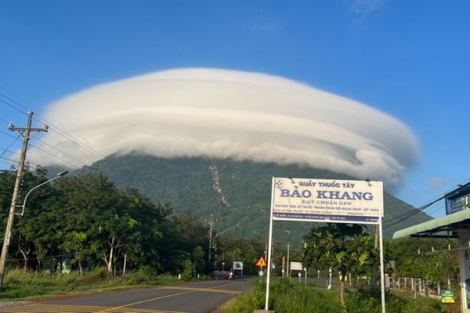 Chuyên gia thời tiết lý giải về hiện tượng núi Bà Đen “đội mũ” mây đẹp mắt
