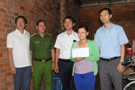 Thăm gia đình khó khăn có nạn nhân tử vong do TNGT tại huyện Gò Dầu