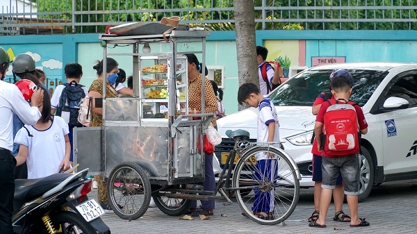 Nhiều học sinh nhập viện vì ăn “đồ lạ”: Đã xác định cơ sở kinh doanh sushi lưu động