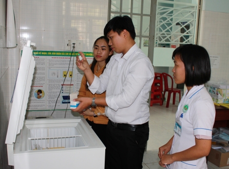 Tây Ninh giám sát tiêm vaccine bại liệt mũi 2 (IPV2) cho trẻ dưới 1 tuổi trong chương trình tiêm chủng mở rộng