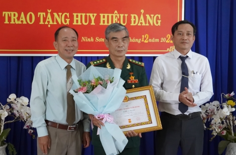 Thành uỷ Tây Ninh: Trao Huy hiệu 40 năm tuổi Đảng cho đảng viên tại phường Ninh Sơn