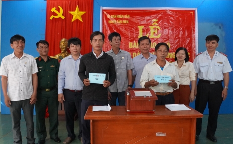 Tân Biên: Bàn giao nhà ở cho hộ dân tại Khu dân cư biên giới Chàng Riệc