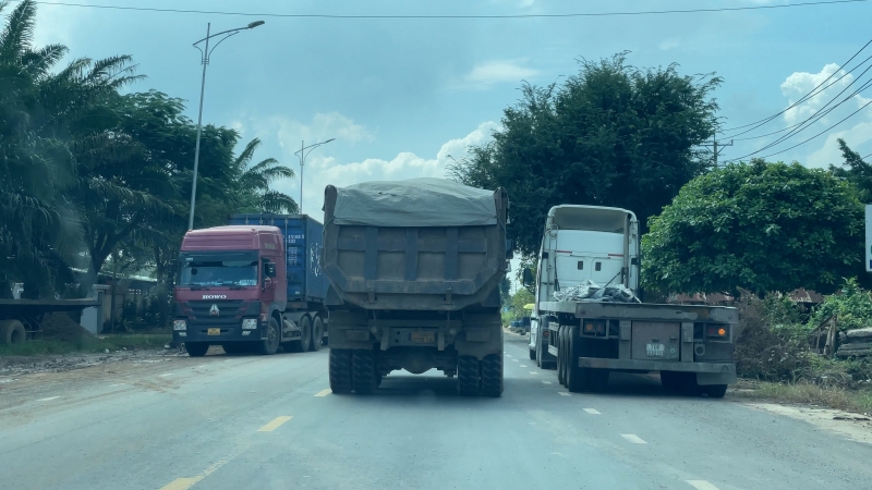 Xe quá tải, nơi đâu cũng “nóng” (!?)