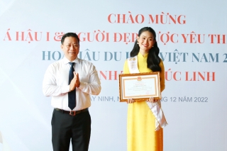 Chủ tịch UBND tỉnh Tây Ninh tặng Bằng khen cho Á hậu Trúc Linh