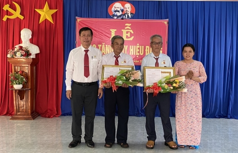 Tân Biên: Trao tặng Huy hiệu Đảng cho 4 đảng viên