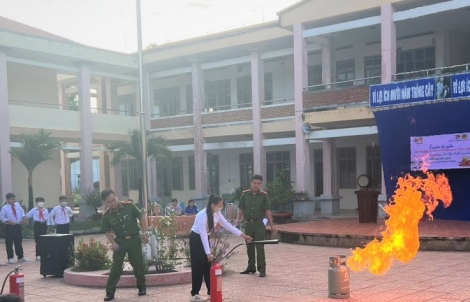 Công an huyện Tân Biên: Tuyên truyền hướng dẫn kỹ năng phòng cháy, chữa cháy cho học sinh Trường THCS Thạnh Bình
