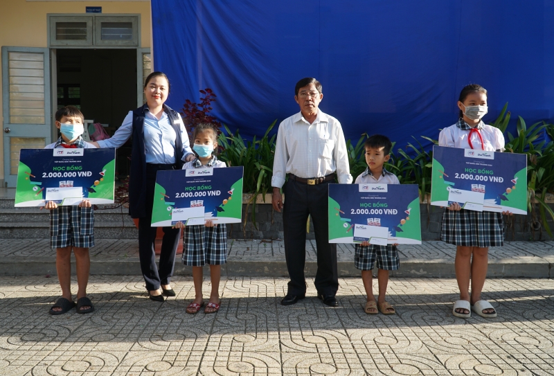 Công ty TNHH Đức Thành: Tặng quà học sinh Trường tiểu học Thanh Hoà