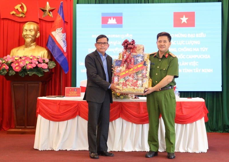 Công an Tây Ninh: Trao đổi tình hình công tác đấu tranh, phòng ngừa tội phạm ma tuý với đoàn đại biểu Vương quốc Campuchia