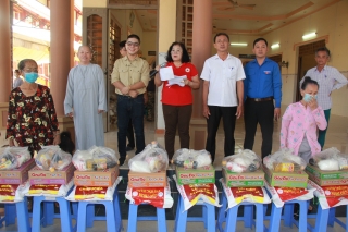 Chùa Linh Quang tặng 100 phần quà cho hộ nghèo và trẻ em có hoàn cảnh khó khăn