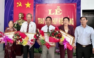 Châu Thành: Trao Huy hiệu 50, 40 và 30 năm tuổi Đảng cho 6 đảng viên