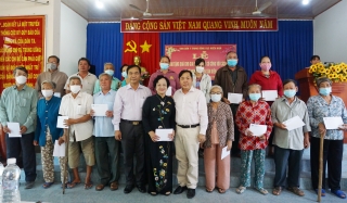Ban Dân y Trung ương Cục miền Nam: Tặng quà các gia đình có công và hộ nghèo huyện Tân Biên