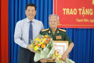 Phó Bí thư Tỉnh uỷ Nguyễn Mạnh Hùng: Trao Huy hiệu 75 năm tuổi Đảng