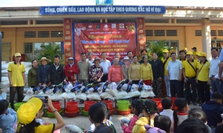 Trao tặng 400 quà tết cho người dân nghèo huyện Tân Châu