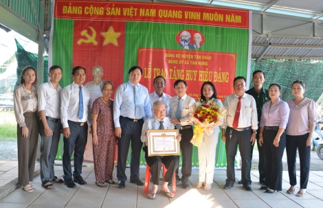 Ông Võ Văn Sớm- Chủ nhiệm Uỷ ban Kiểm tra Tỉnh uỷ: Trao Huy hiệu 75 năm tuổi Đảng cho đảng viên tại Tân Châu