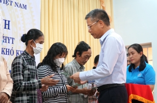 Bảo hiểm Xã hội Việt Nam: Tặng 25 sổ BHXH cho người có hoàn cảnh khó khăn