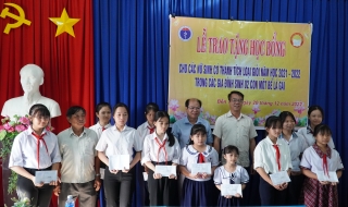 Tây Ninh: Trao tặng học bổng cho các nữ sinh có thành tích học giỏi trong các gia đình sinh 2 con một bề là gái