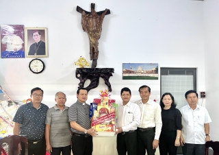 Bí thư Huyện uỷ Châu Thành: Thăm, tặng quà các giáo xứ nhân dịp lễ Giáng sinh năm 2022
