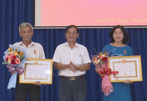 Thị xã Hoà Thành: Trao Huy hiệu 40 năm và 30 năm tuổi Đảng