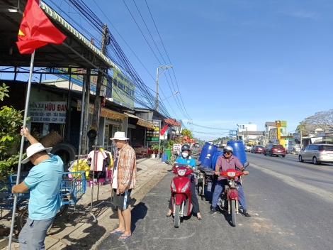 Công trình tuyến đường cờ Tổ quốc và thùng rác tự quản của phụ nữ xã Cầu Khởi