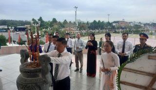 Lãnh đạo TP. Tây Ninh: Viếng Quảng trường Đài tưởng niệm anh hùng liệt sĩ tỉnh
