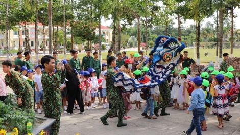 Chuyến tham quan doanh trại bộ đội ý nghĩa của cô trò Trường mầm non Thái Chánh