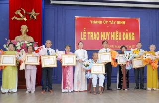 Thành uỷ Tây Ninh: Trao Huy hiệu Đảng cho 60 đảng viên