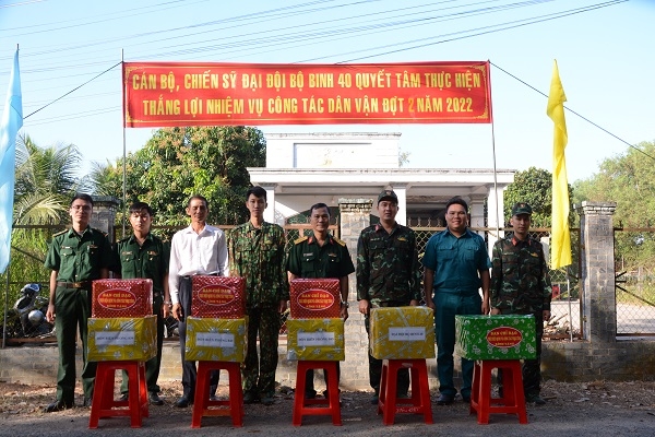 Thăm, tặng quà các đơn vị làm công tác dân vận