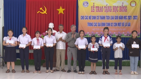 Hòa Thành: Trao học bổng cho 9 nữ sinh học giỏi