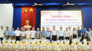 Văn phòng UBND Thành phố Hồ Chí Minh: Tặng quà và kinh phí xây dựng nhà tình nghĩa tại huyện Gò Dầu