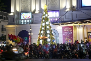 Tây Ninh: Rộn ràng xuống phố đón Giáng sinh dưới tiết trời se lạnh