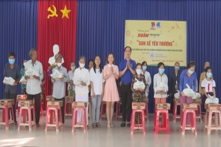 Thị đoàn Hòa Thành: Tặng quà cho bà con dân tộc Khmer xã Trường Tây