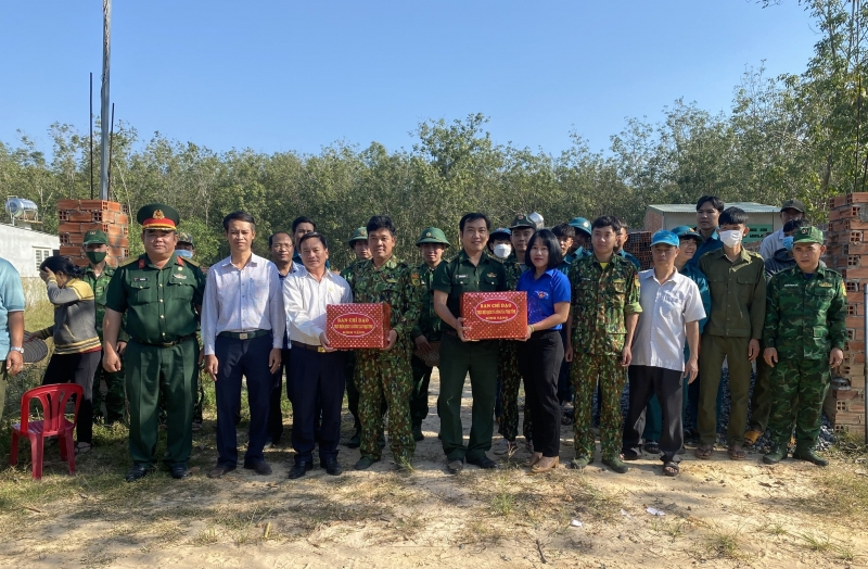 Thăm, tặng quà lực lượng tham gia công tác dân vận tại huyện Tân Biên