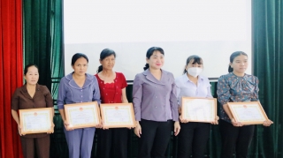 Hội LHPN huyện Gò Dầu: Tổng kết phong trào phụ nữ năm 2022 và trao vốn sinh kế khởi nghiệp