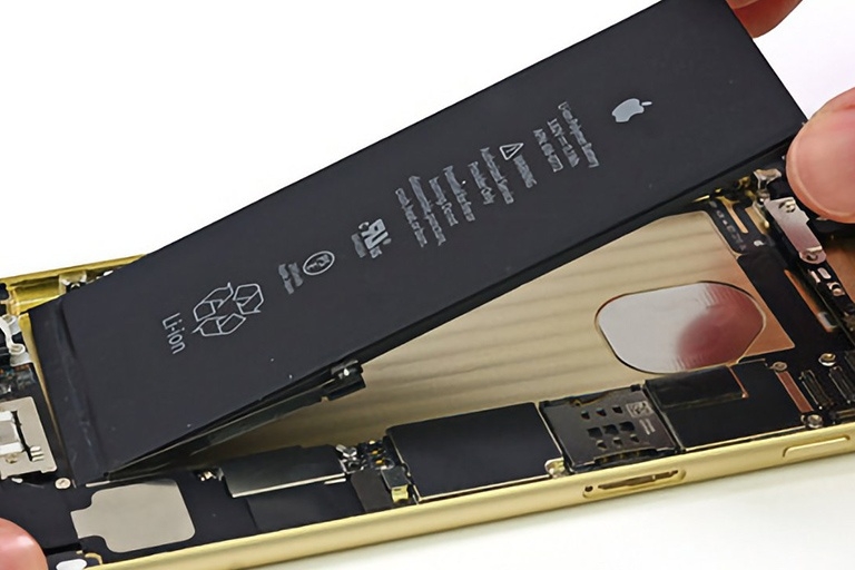 Apple tăng chi phí thay pin từ tháng 3