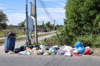Người dân bức xúc vì tình trạng vứt rác bừa bãi dọc tuyến đường ĐT786