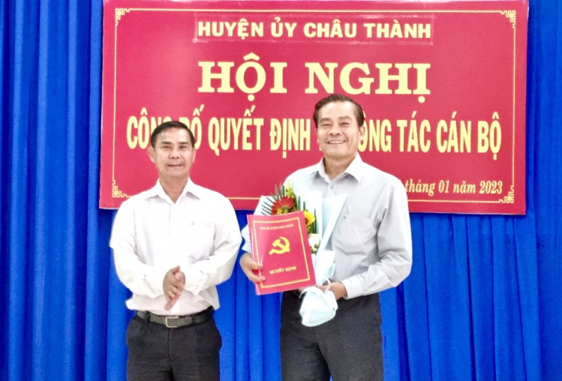 Châu Thành: Trao quyết định về công tác cán bộ