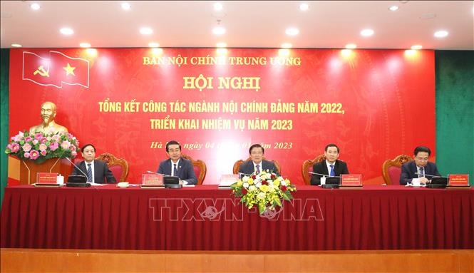 Hai yêu cầu trong công tác kiểm soát quyền lực và bảo vệ cán bộ