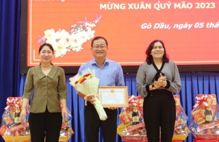 Quận uỷ quận 11, TP. Hồ Chí Minh: Tặng quà tết cho gia đình chính sách và phụ nữ nghèo trên địa bàn huyện Gò Dầu