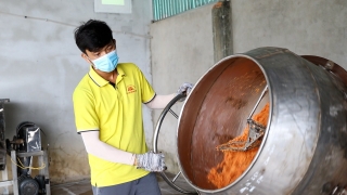 Để du khách chứng kiến quy trình chế biến muối ớt Tây Ninh