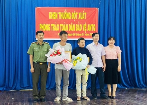 TP Tây Ninh: Khen thưởng đột xuất cho quần chúng có thành tích bắt giữ đối tượng cướp giật tài sản