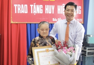 Phó Bí Thư Tỉnh ủy Nguyễn Mạnh Hùng: Trao Huy hiệu 60 năm tuổi Đảng cho đảng viên tại Đảng bộ xã Bàu Đồn