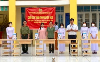 Công an Tây Ninh: Trao góc học tập cho học sinh khó khăn tại Tân Châu