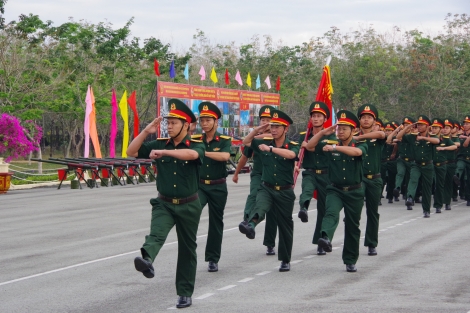 Tư lệnh Quân khu 7 dự chào cờ đầu năm năm 2023 và chúc tết cán bộ, chiến sĩ Sư đoàn 5