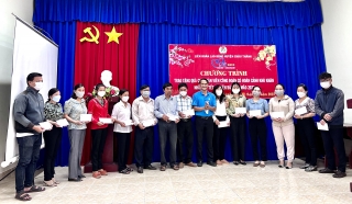 LĐLĐ huyện Châu Thành: Trao tặng quà cho đoàn viên công đoàn có hoàn cảnh khó khăn