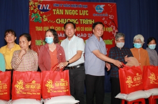 UBND huyện Dương Minh Châu: Tặng quà tết bà con nghèo tại xã Bến Củi