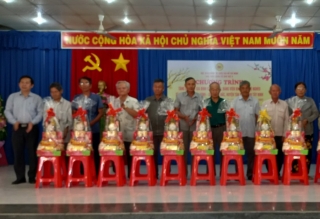 Học viện Chính trị khu vực II trao tặng 200 phần quà tết cho các gia đình chính sách và hộ đảng viên nghèo trên địa bàn huyện Tân Biên