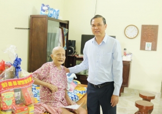 Phó Chủ tịch UBND tỉnh Dương Văn Thắng: Thăm, tặng quà gia đình chính sách và người cao tuổi